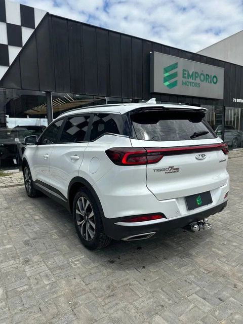 Chery Tiggo 7 na cor branca, vista traseira em três quartos (foto 6 de 20)