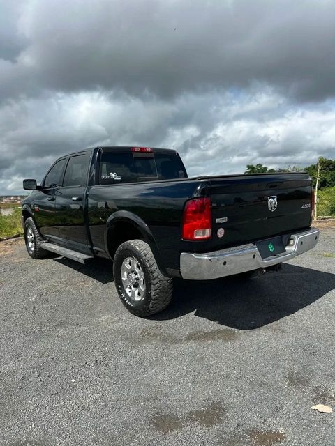 Dodge Ram 2500 na cor preta, vista traseira em três quartos (foto 5 de 20)