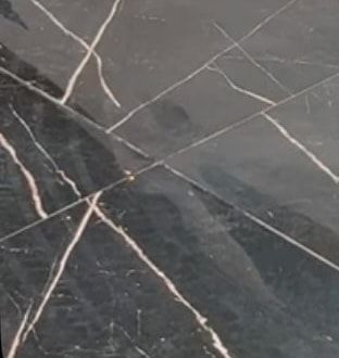 Detalhe do piso de mármore preto com veios brancos